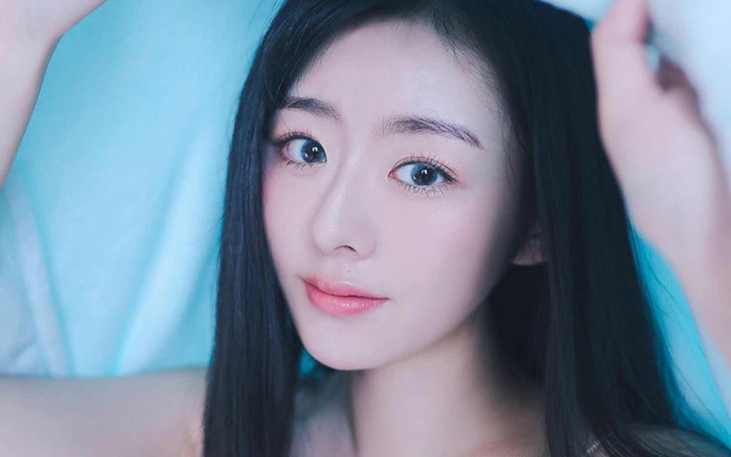 白皙貌美吊带衫诱人床上性感写真