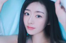 白皙貌美吊带衫诱人床上性感写真