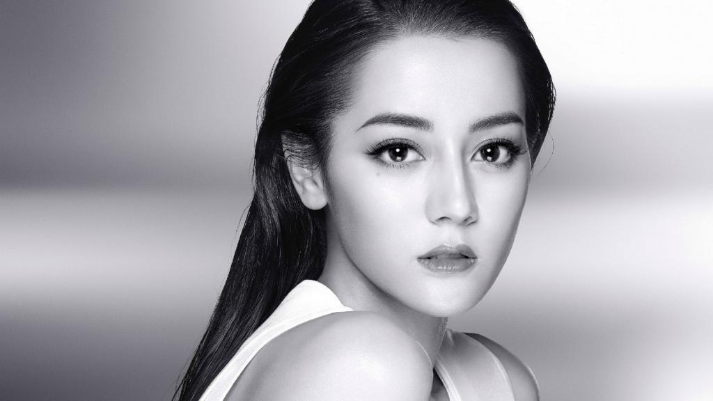 新生代女星迪丽热巴清最新写真