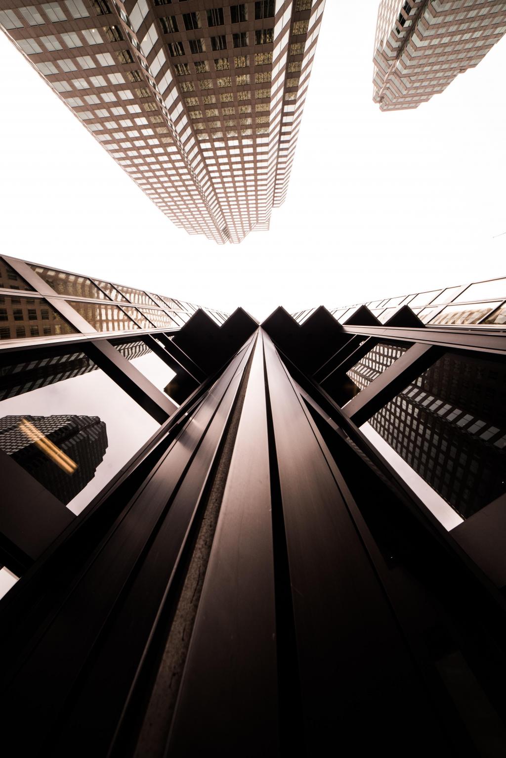 建筑物之间的天空