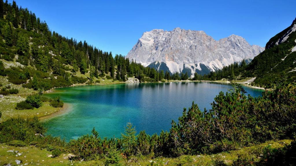 倒影在湖泊的高山