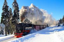 冬季风雪中行驶的火车