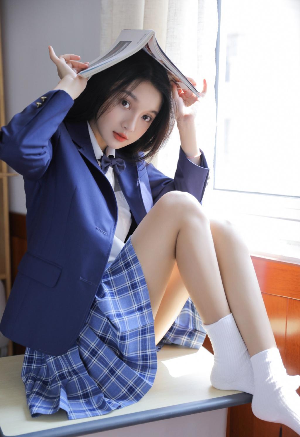 纯情校花白皙甜美制服写真