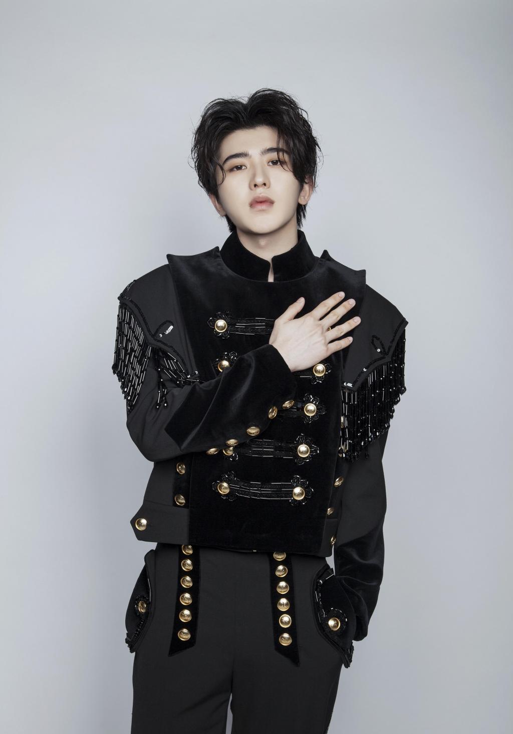 阳光小鲜肉蔡徐坤帅气俊朗写真