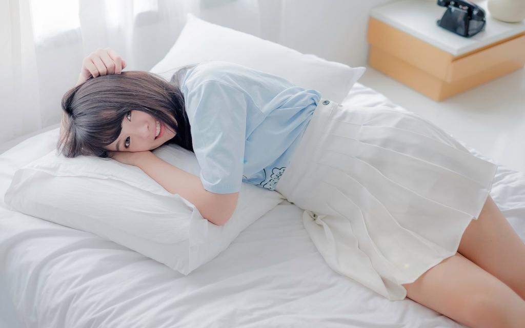 长发美女床上清新写真