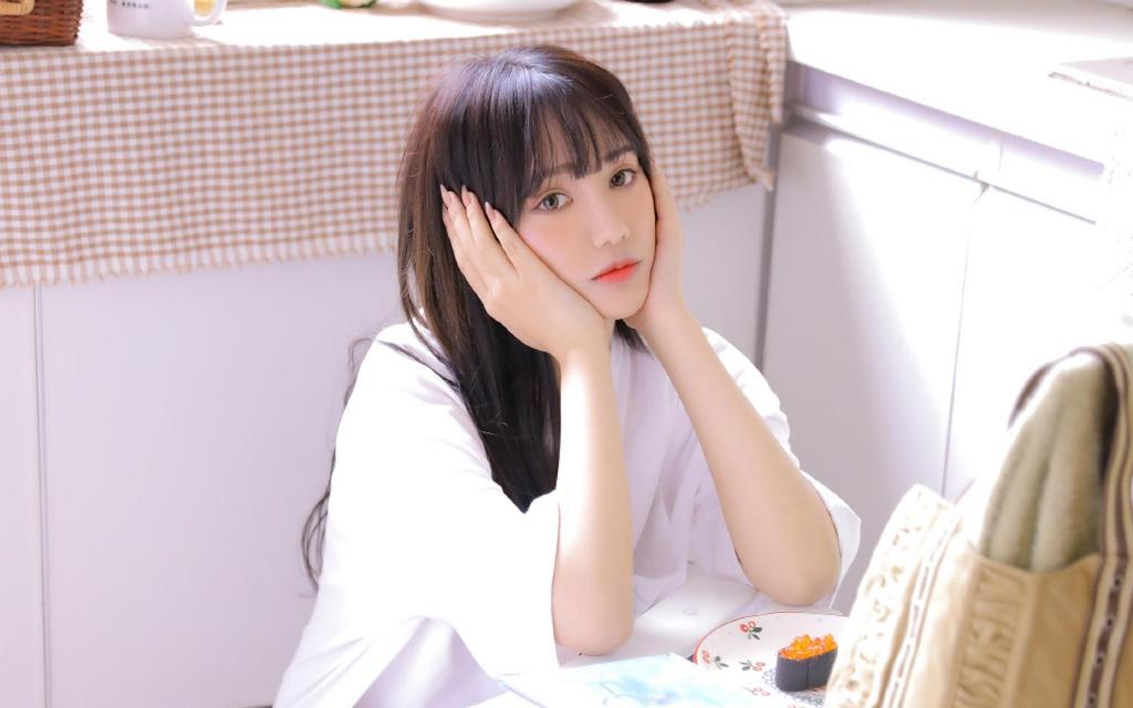 极品清纯美女白净居家私房写真