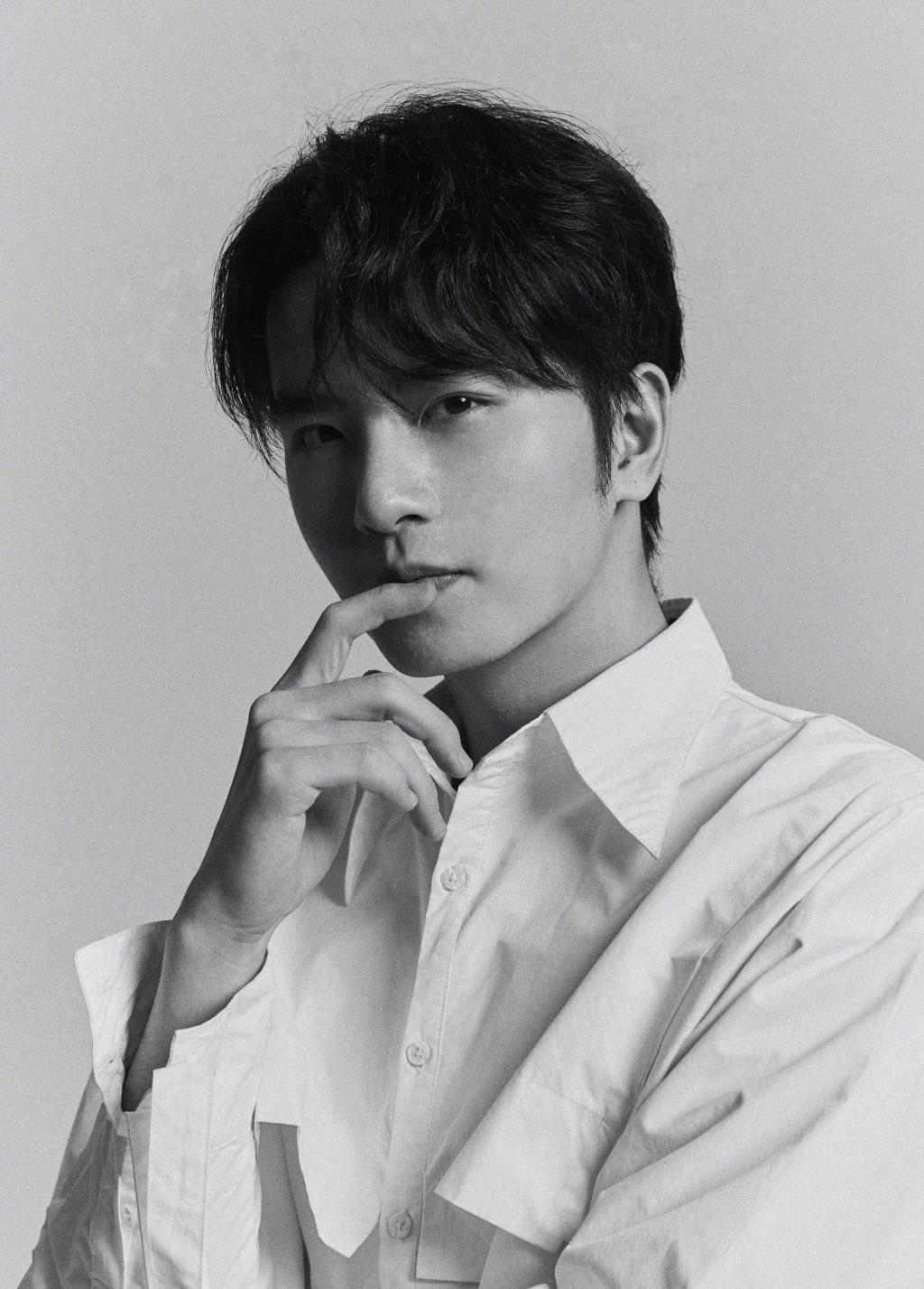 吴希泽时尚帅气黑白写真