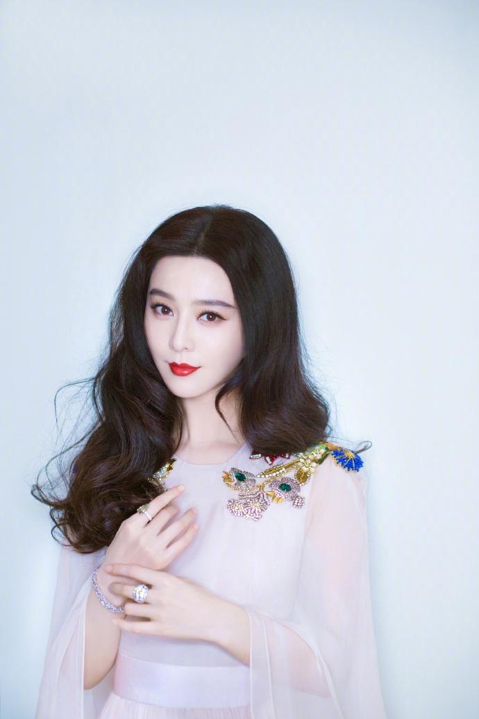 范冰冰性感红唇妩媚活动写真