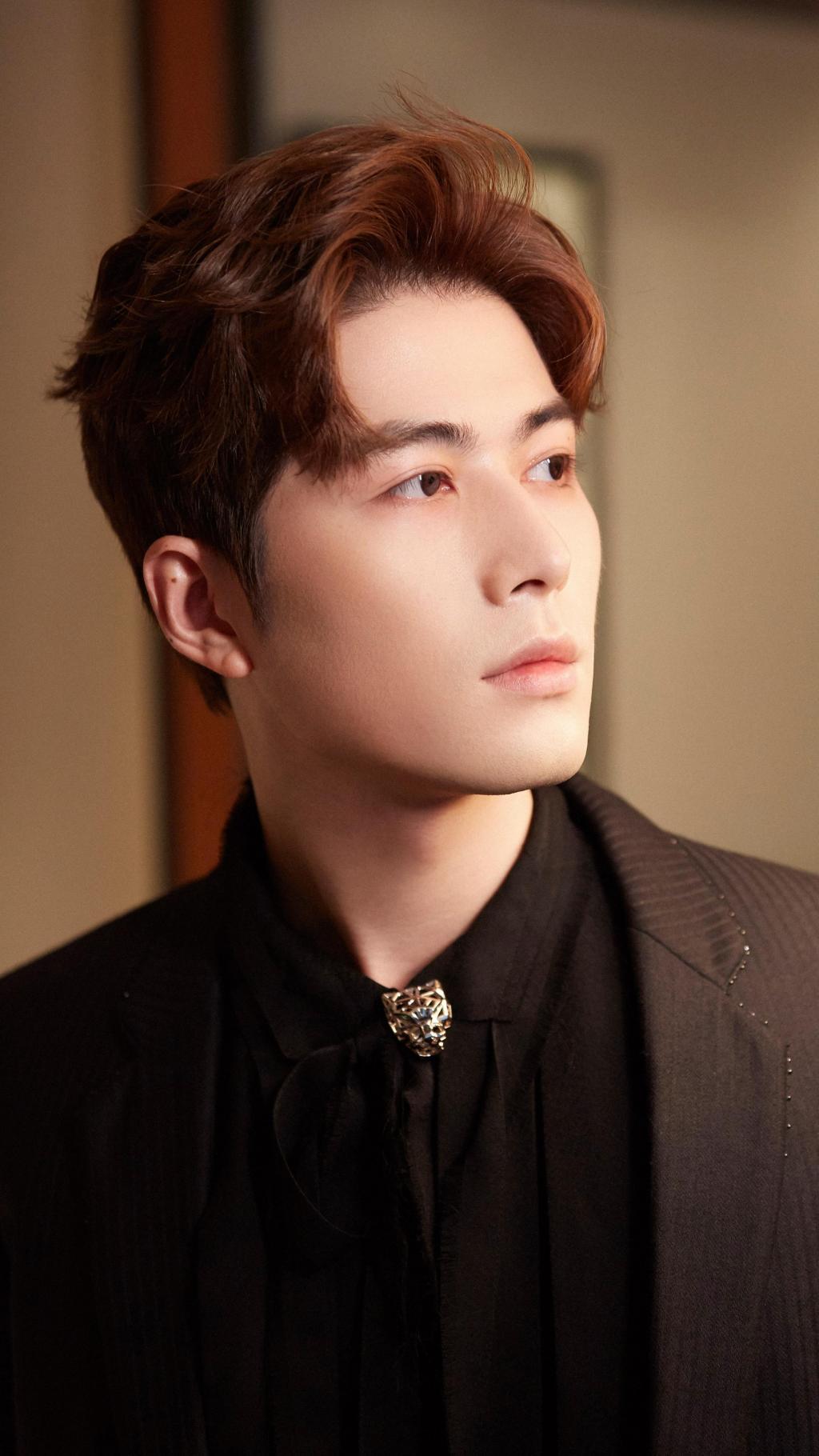 陈学冬黑色暗纹西装