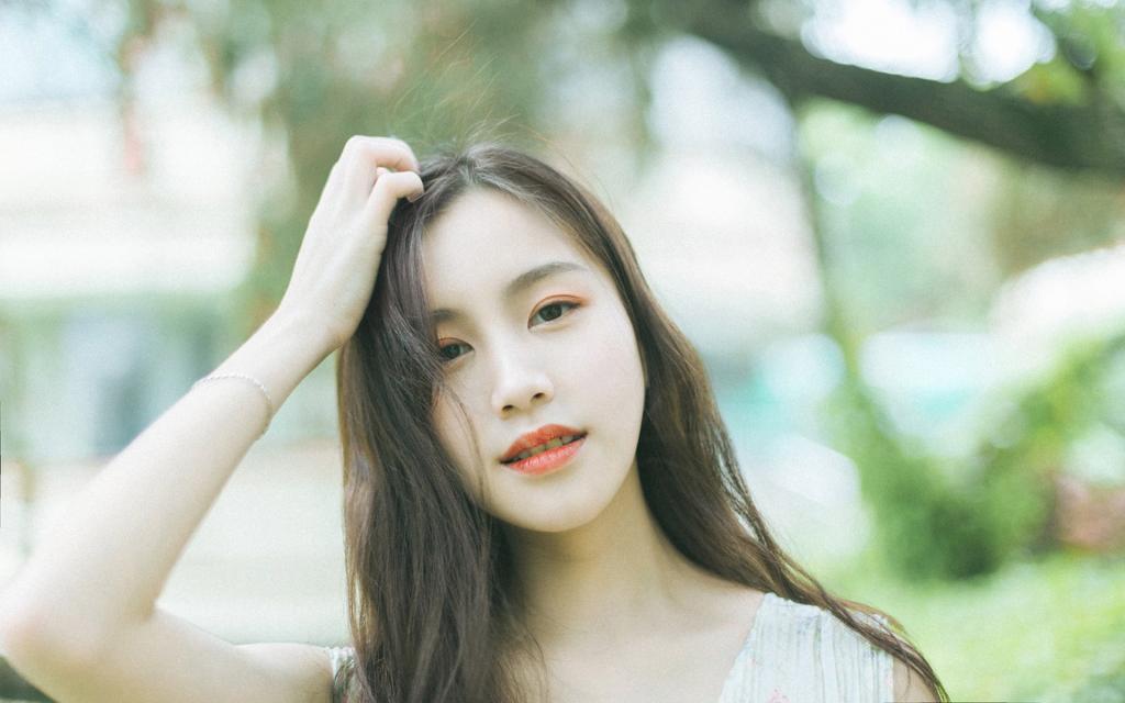乌黑亮丽的长发美女