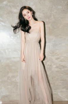 杨幂清新灵动吊带裙迷人写真-0