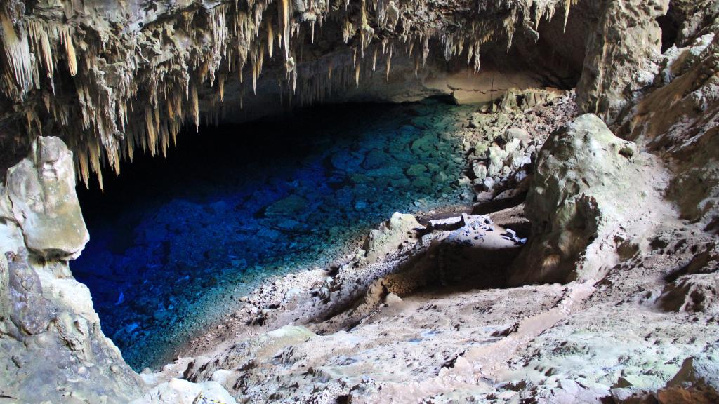 鬼斧神工的天然山洞