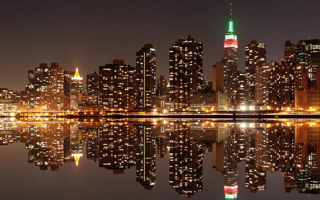 城市夜景水中倒影
