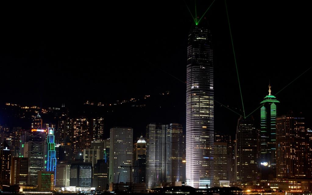 城市夜景水中倒影