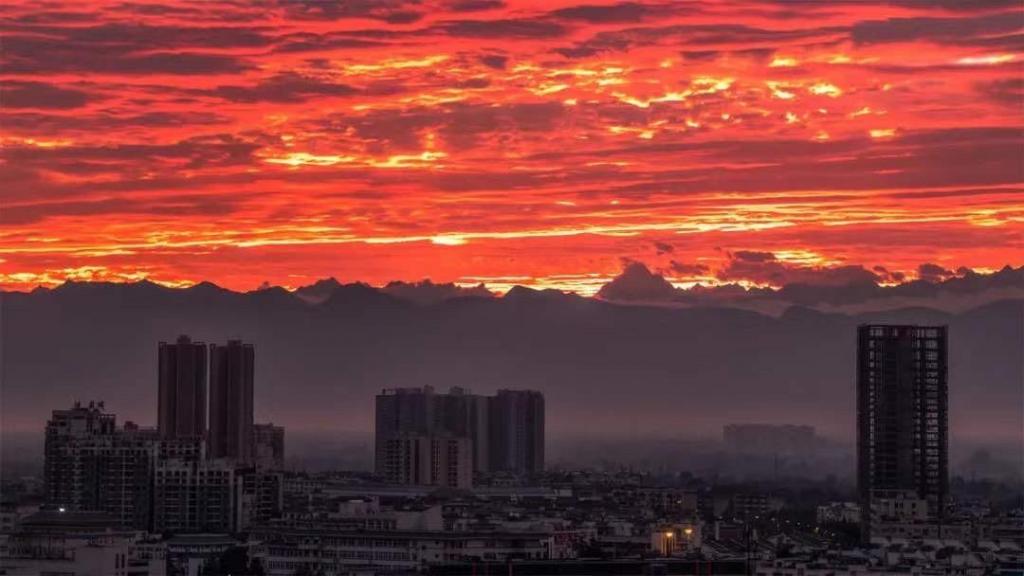 成都又见迷人优美的雪山自然风光