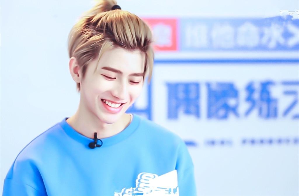 蔡徐坤时尚帅气