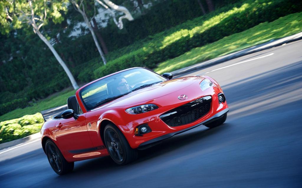 2013款马自达MX-5红色敞蓬跑车