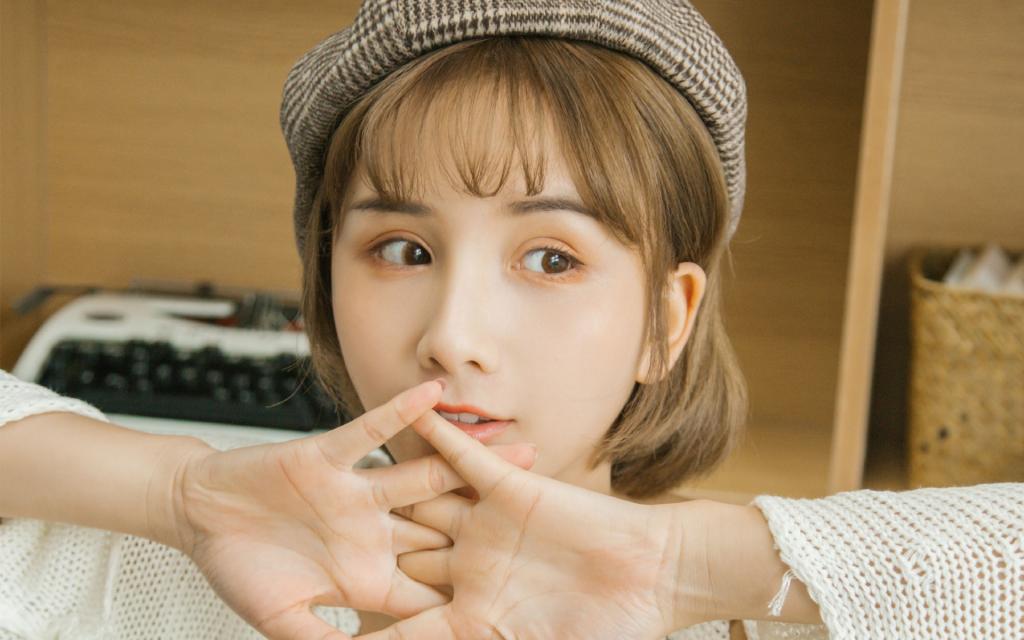 短发萌妹子迷人写真