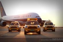 帅气MINI广州白云机场空客A380首航专用引导车