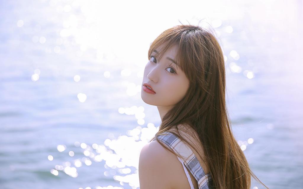 海边长发清纯唯美氧气少女甜美户外迷人写真