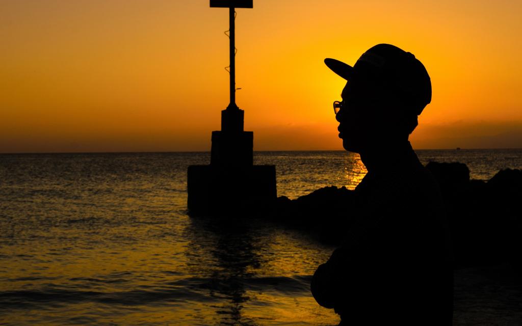 一个人在海边看日落