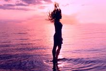 夕阳下的欧美美女剪影