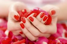 红色美甲与花瓣