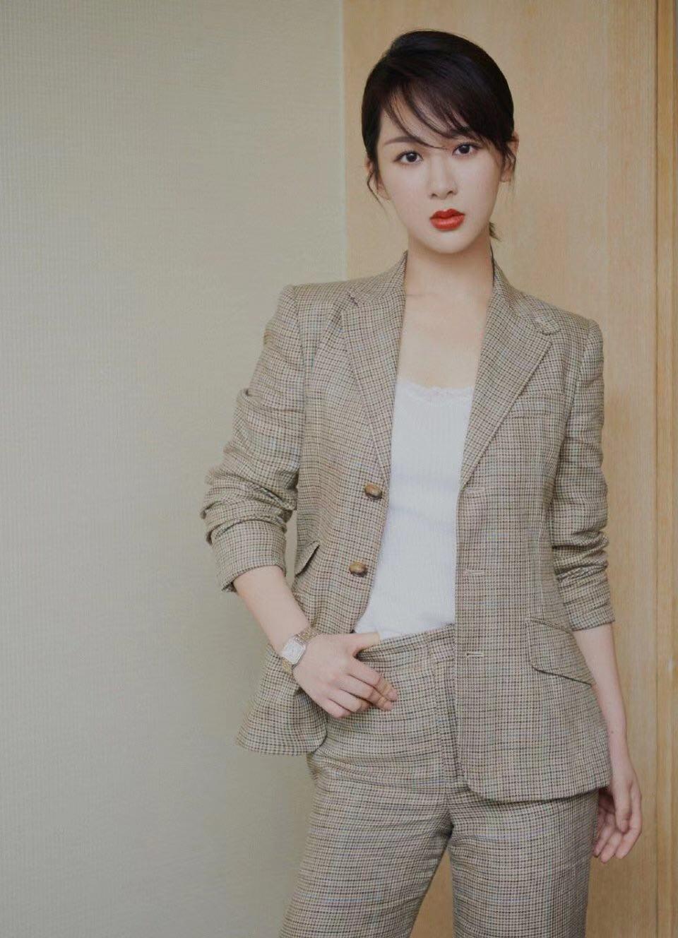 杨紫男友风西装写真