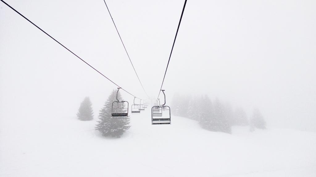 一条索道上高悬