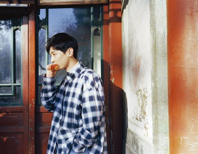 白敬亭怀旧风帅气写真