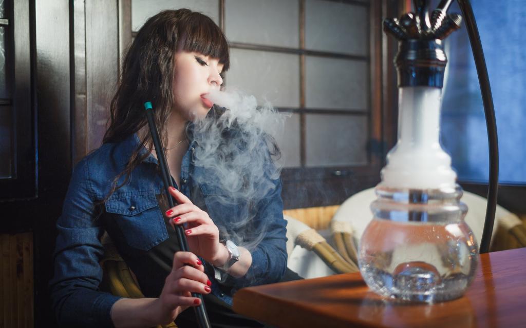 抽烟的女人侧脸唯美图片