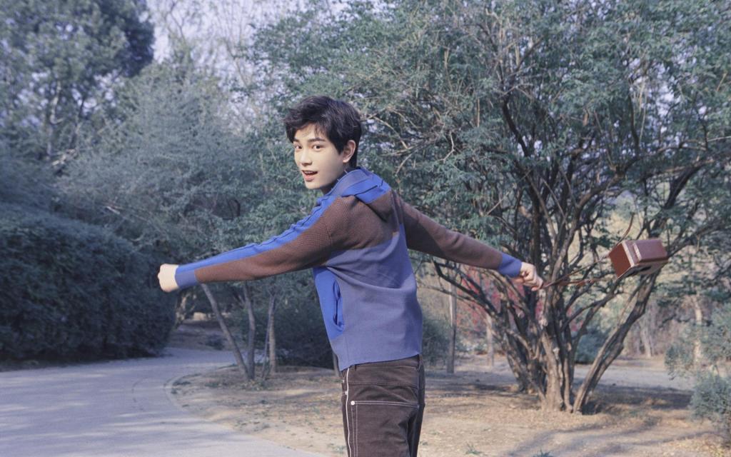 追风少年丁禹兮休闲运动装帅气写真