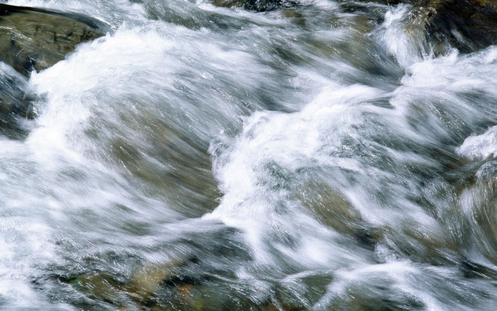 山林间的瀑布溪流