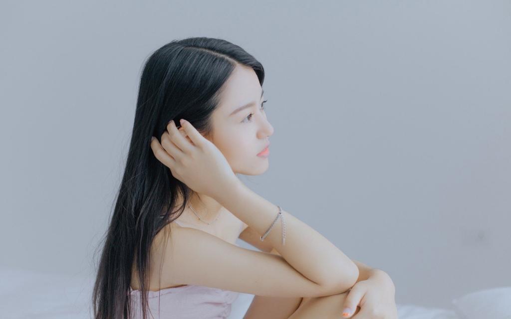 性感吊带美女居家写真