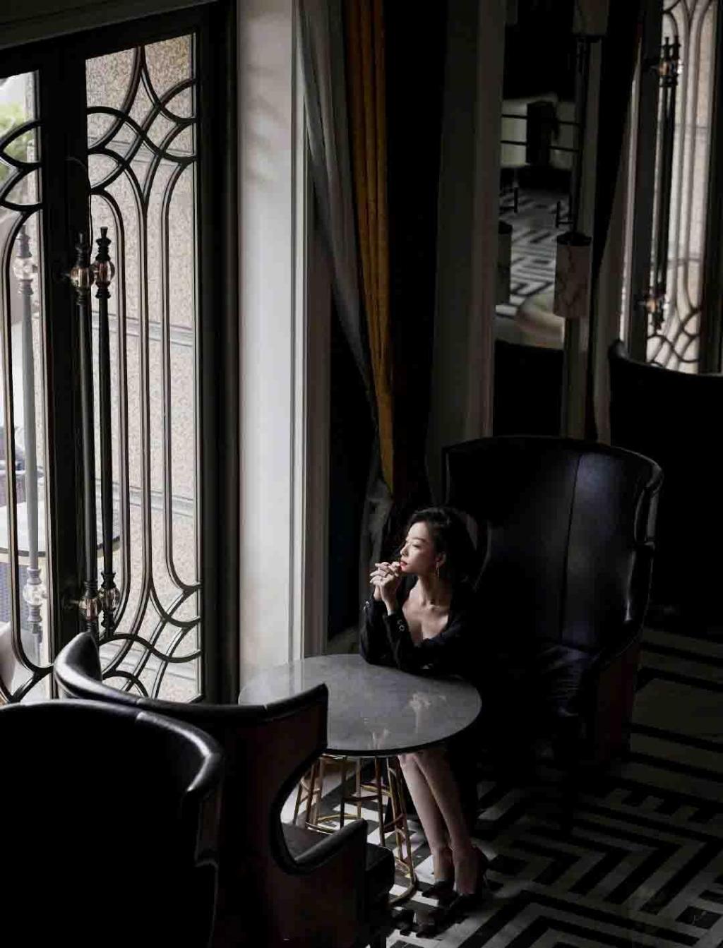 倪妮复古港风紧身宫廷小礼服性感写真