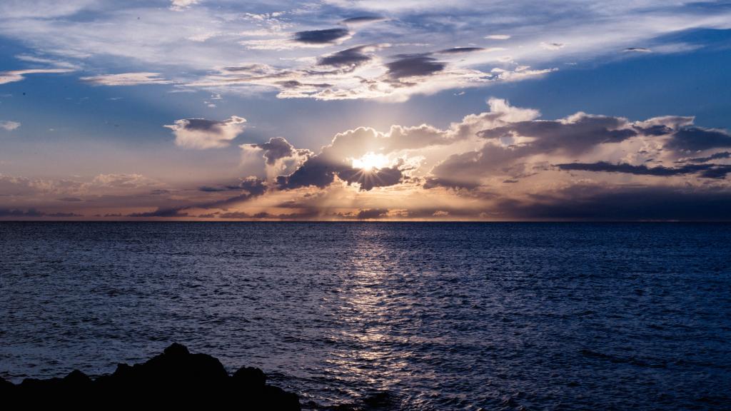 海上观日出，晓其瑰丽