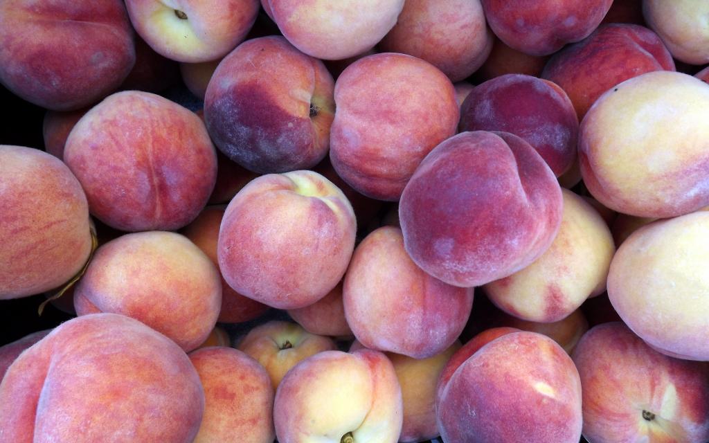 甜蜜多汁的水蜜桃