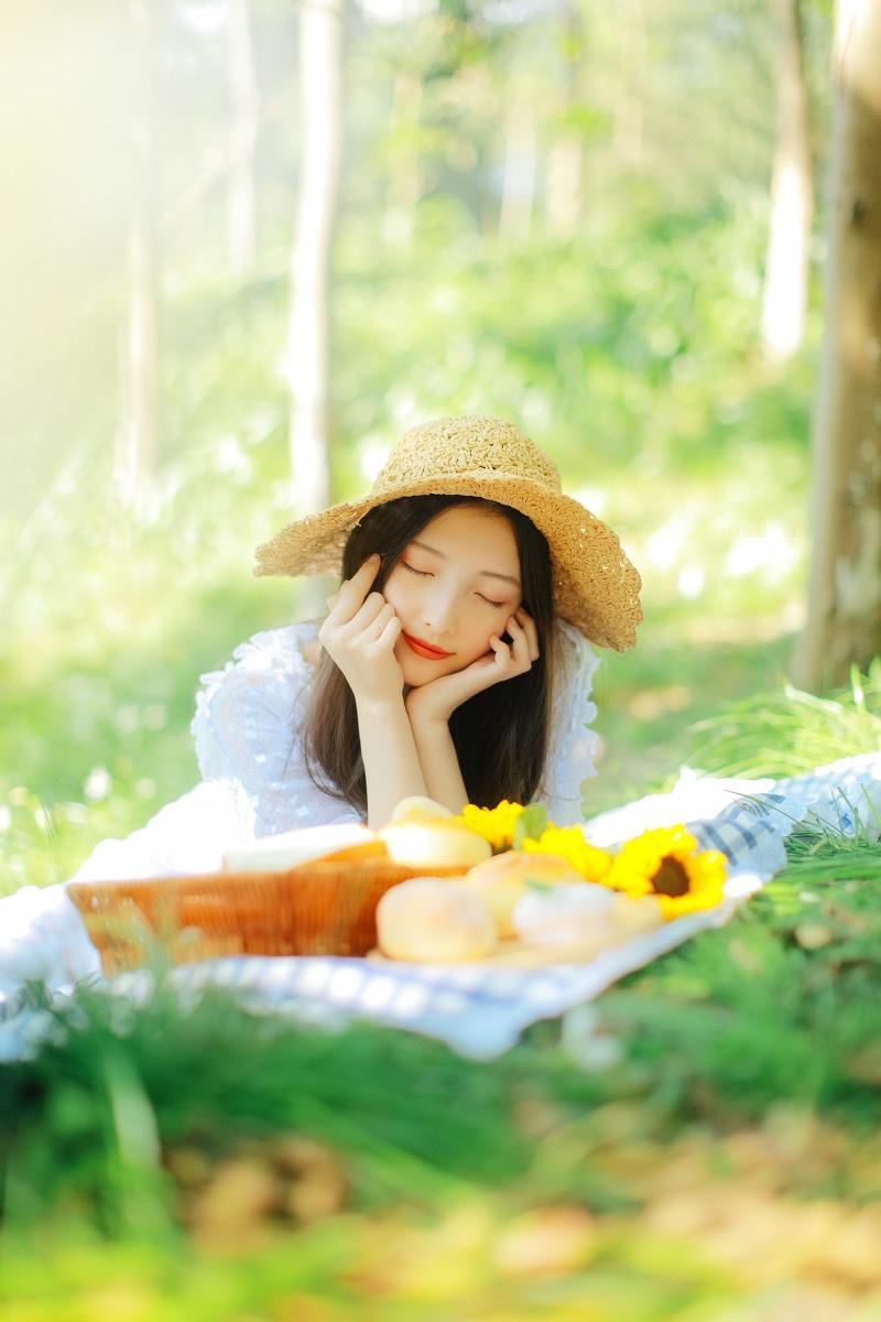 日系美女清新甜美户外养眼写真图片