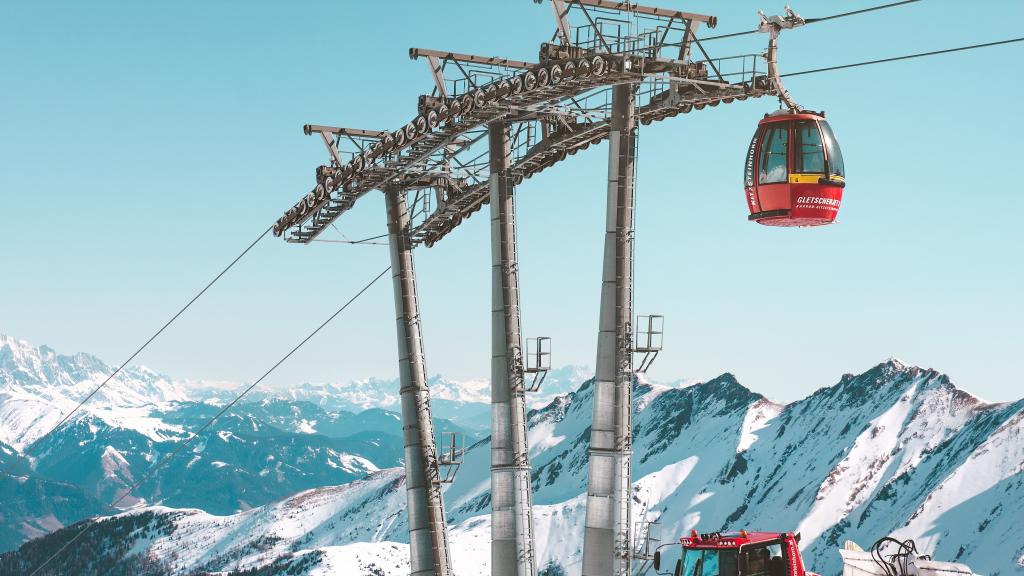 冬季雪花下的观光缆车