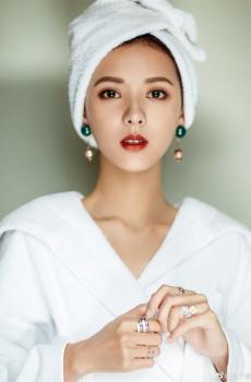 气质美女张予曦浴袍写真