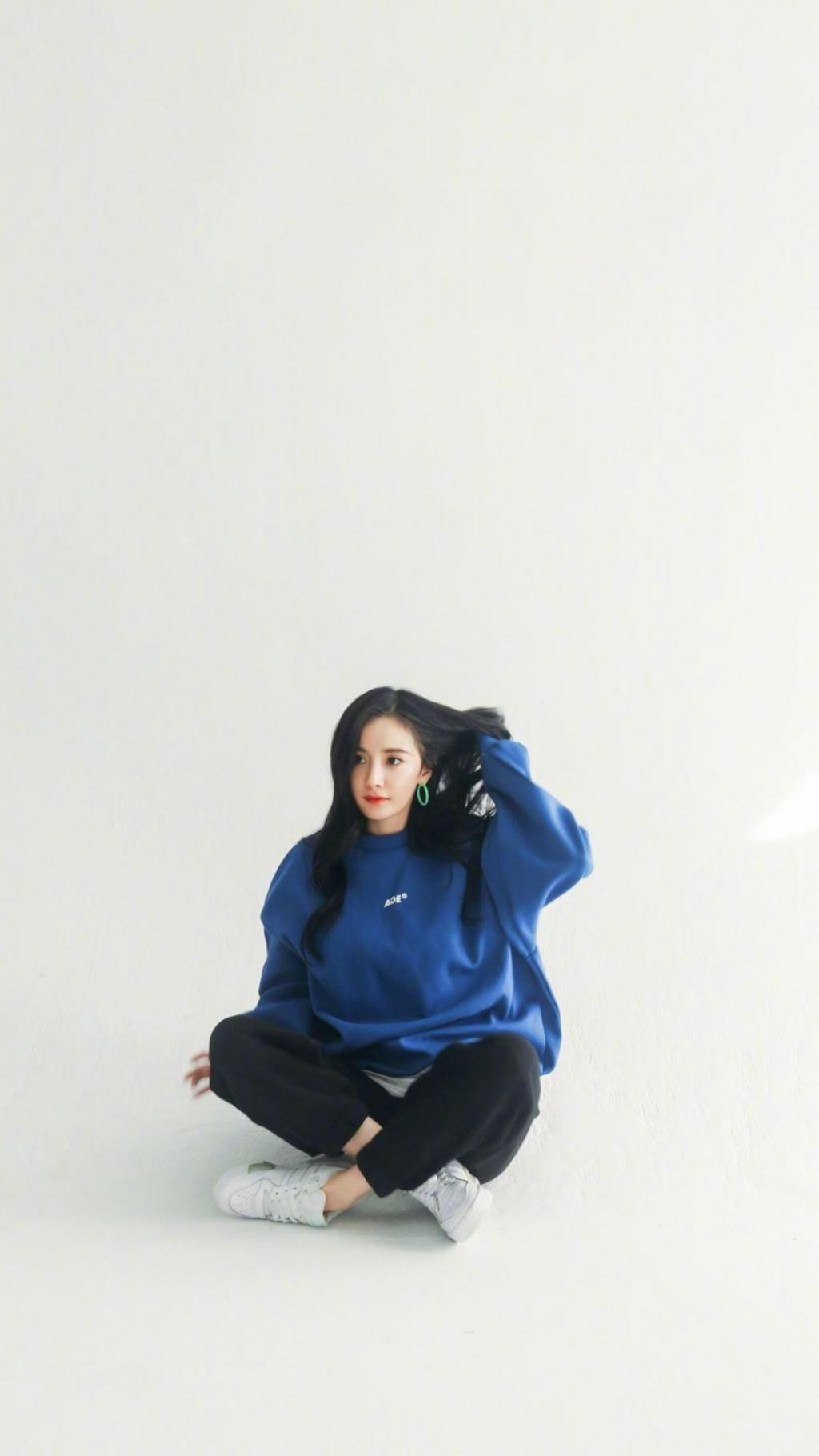 杨幂搞怪姿势元气摆拍写真