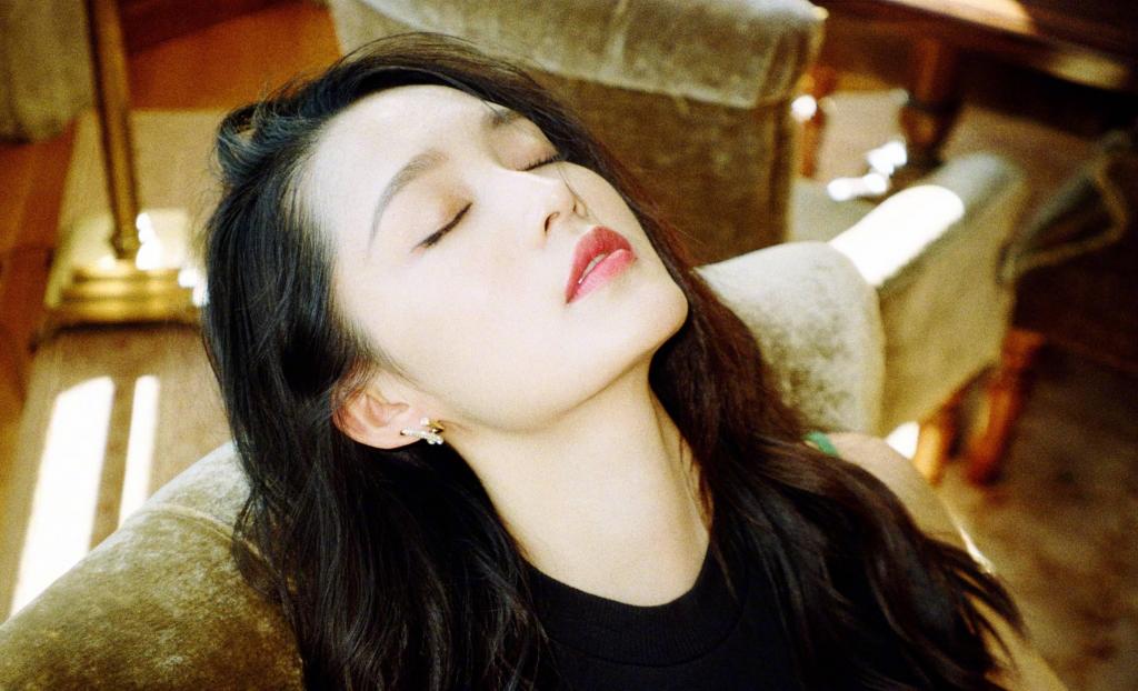 气质美丽女神李沁居家私服迷人写真