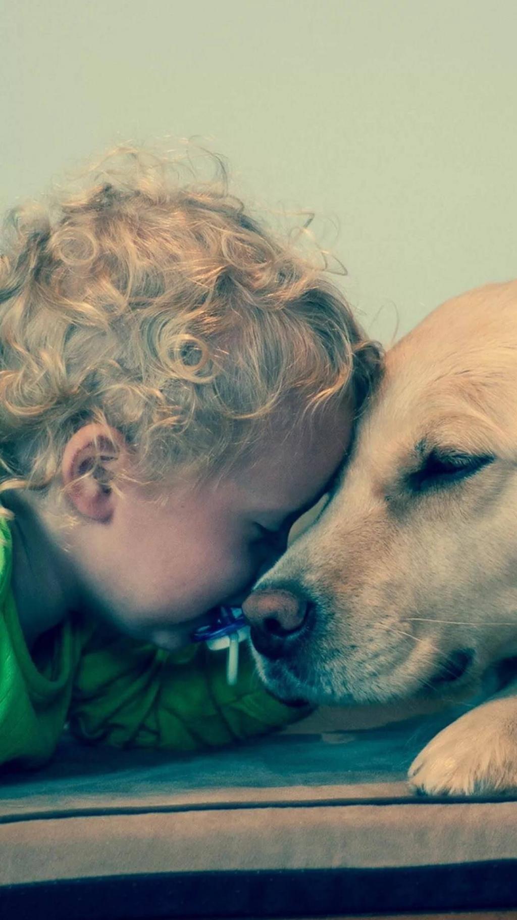 欧美孩童与宠物玩耍