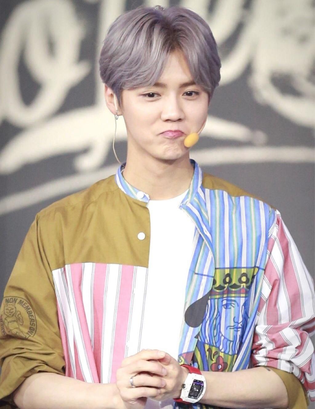 小鲜肉鹿晗休闲时尚衬衫迷人写真