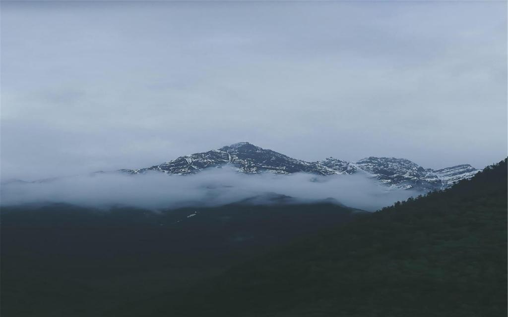 巍峨壮观的优美雪山风景