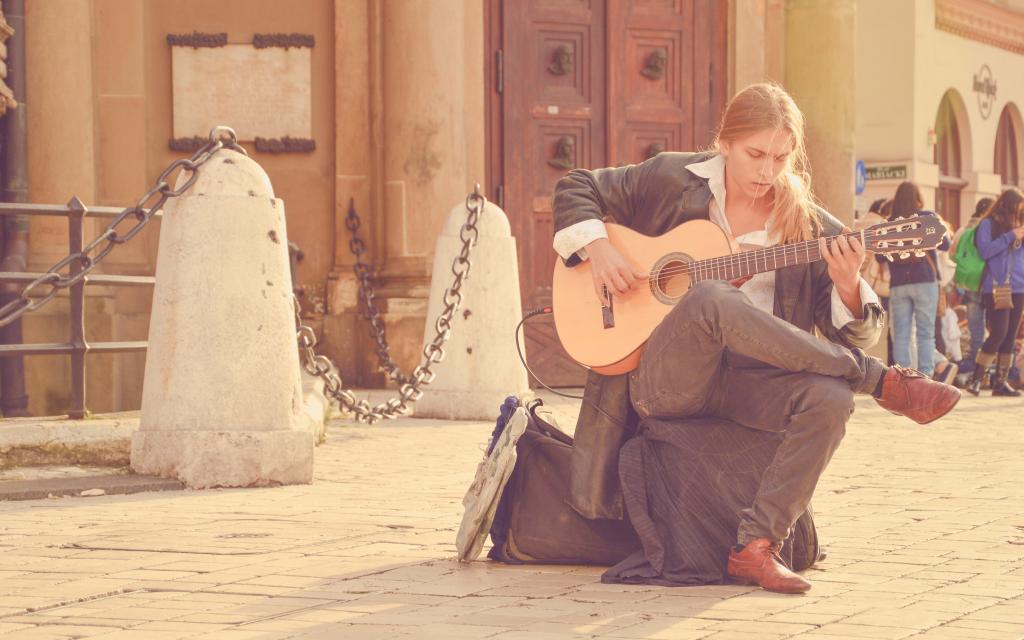 手持一把吉他流放出淡淡的忧伤