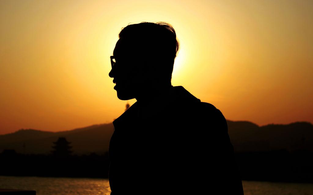 一个人在海边看日落