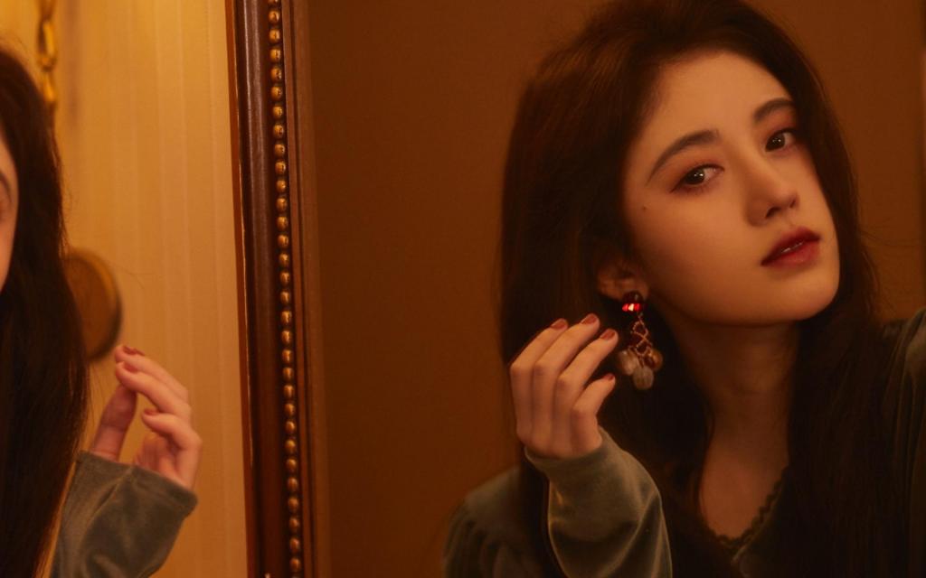 鞠婧祎复古风唯美典雅性感写真