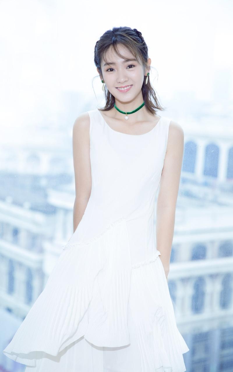 邢菲清新简约白裙活动照