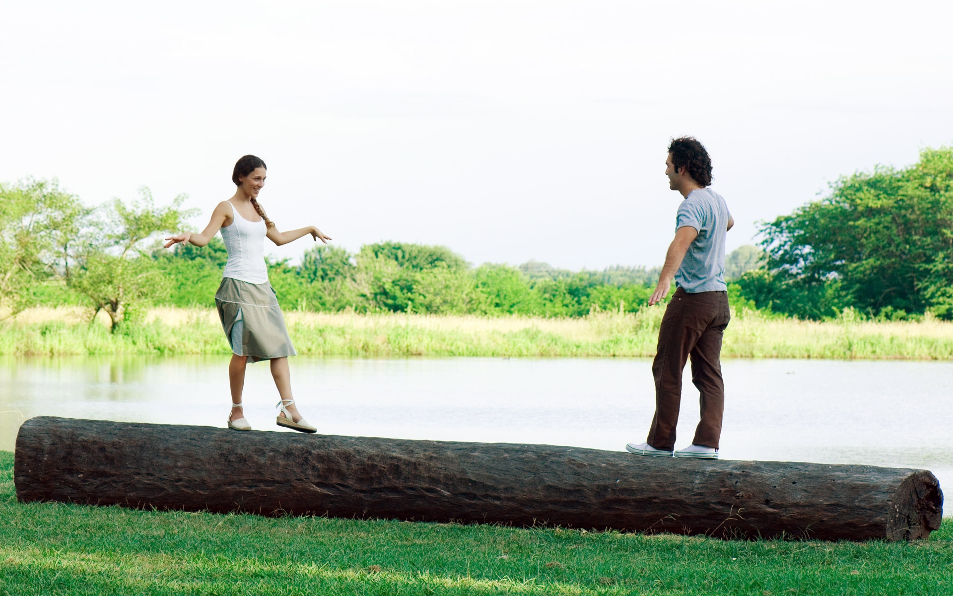 情侣海边愉快时光,高清图片-壁纸族